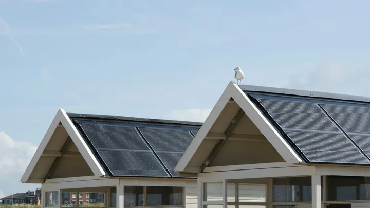 Cover met de tekst Beste stekkerbatterij 2026, 7 modellen vergeleken op prijs per kWh