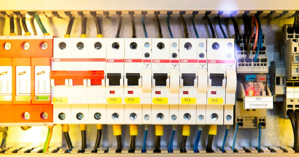 Groepenkast met automaten, de plek waar een vaste thuisbatterij wordt aangesloten