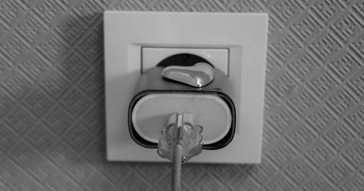 Stekker in een wandcontactdoos, een thuisbatterij zonder zonnepanelen laadt uit het net